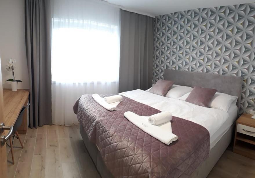 לדניצה Apartmanovy Dum Na Kolonade מראה חיצוני תמונה