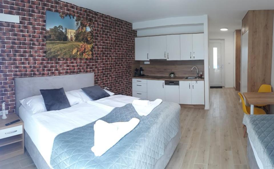 לדניצה Apartmanovy Dum Na Kolonade מראה חיצוני תמונה