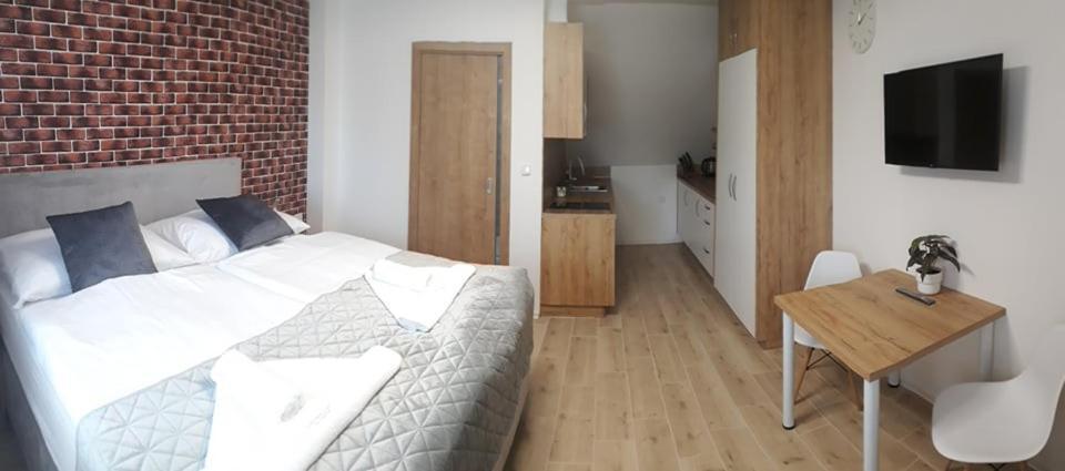 לדניצה Apartmanovy Dum Na Kolonade מראה חיצוני תמונה
